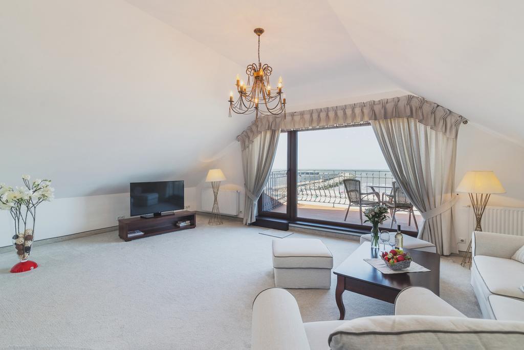 Columbus Ustka Bed & Breakfast Bagian luar foto