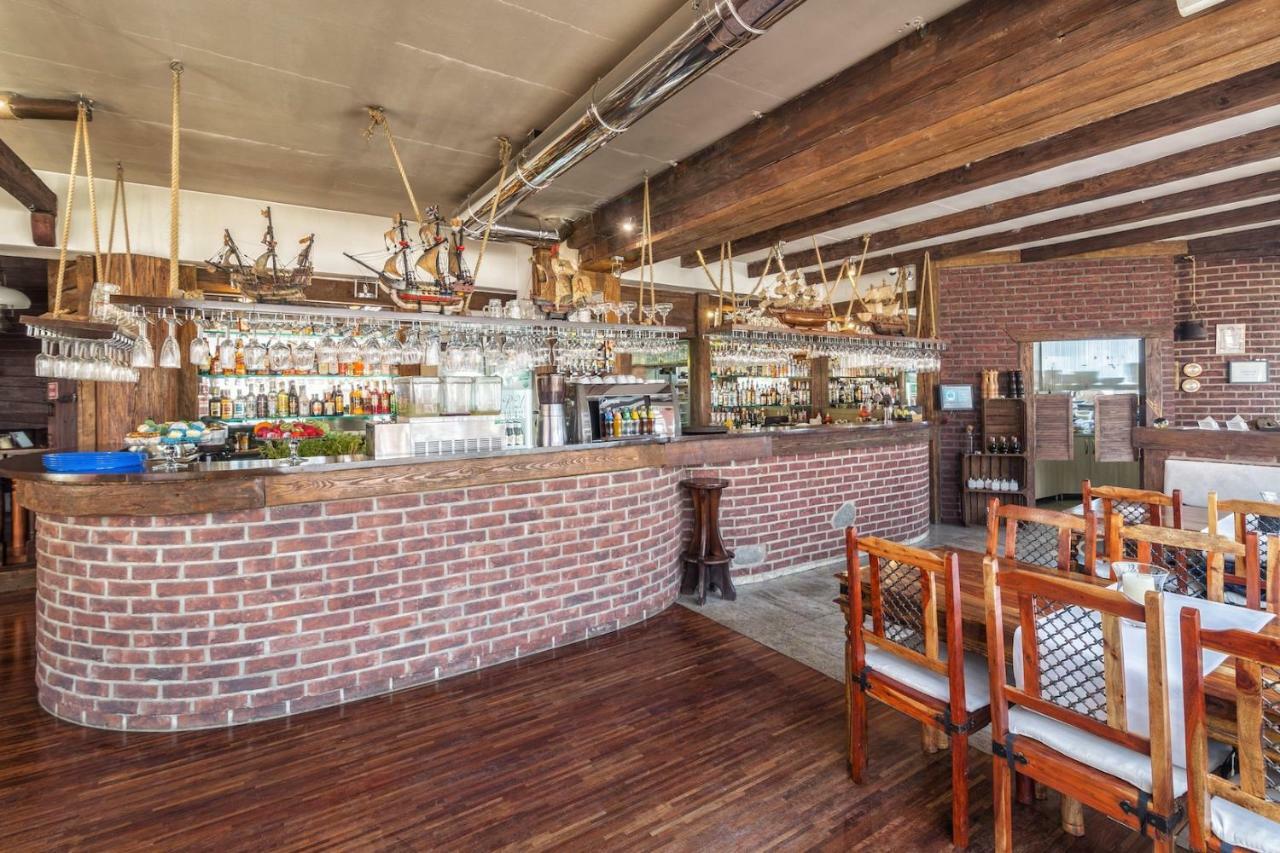 Columbus Ustka Bed & Breakfast Bagian luar foto